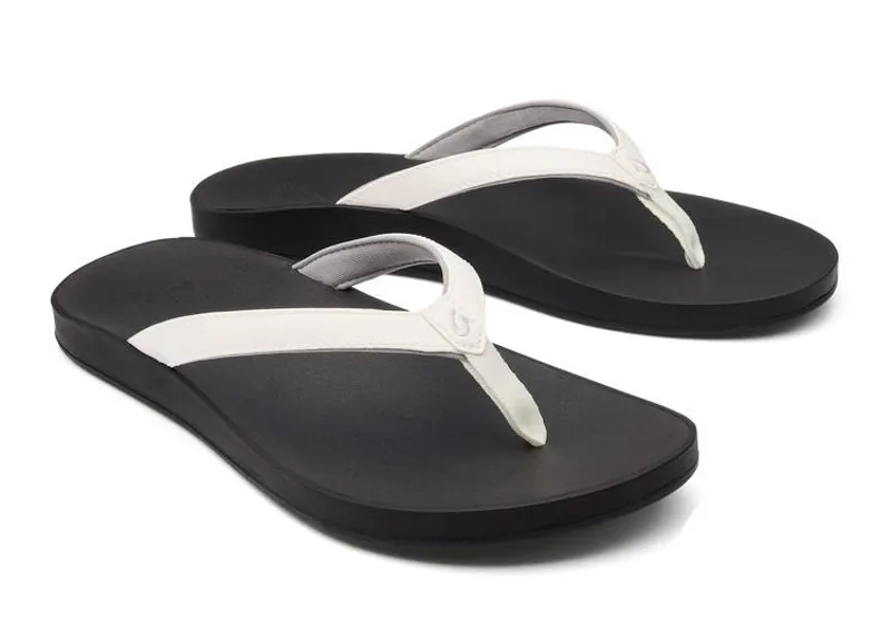 Olukai Pauwe in White/Black