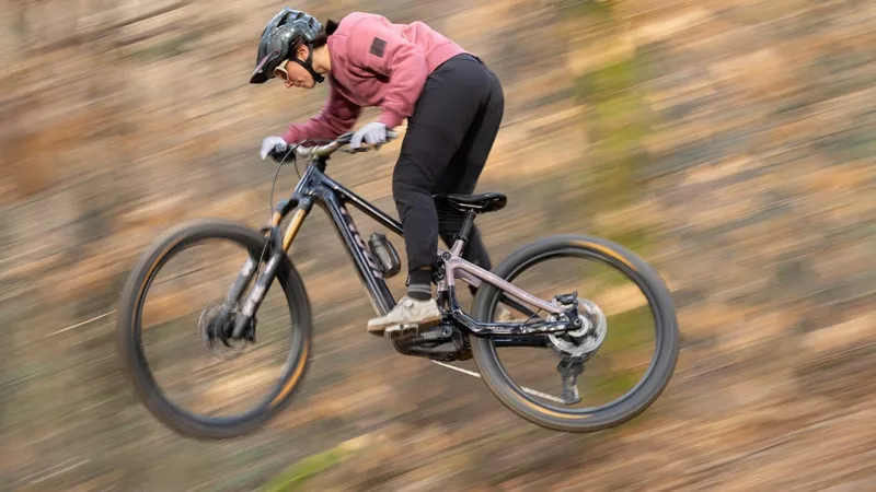 Pivot Cycles Shuttle AMP'd Ride GX Eagle in Burgundy Berry Freeze-4
