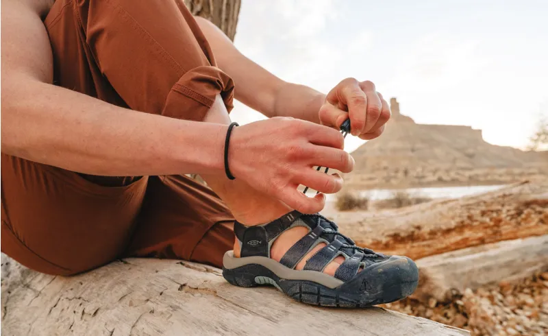 Keen Women's Newport H2 Sandal in Navy/Magnet-6