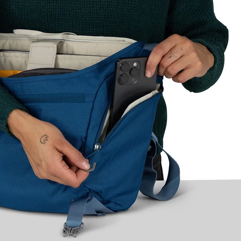 Osprey Daylite Messenger in Night Shift Blue-4