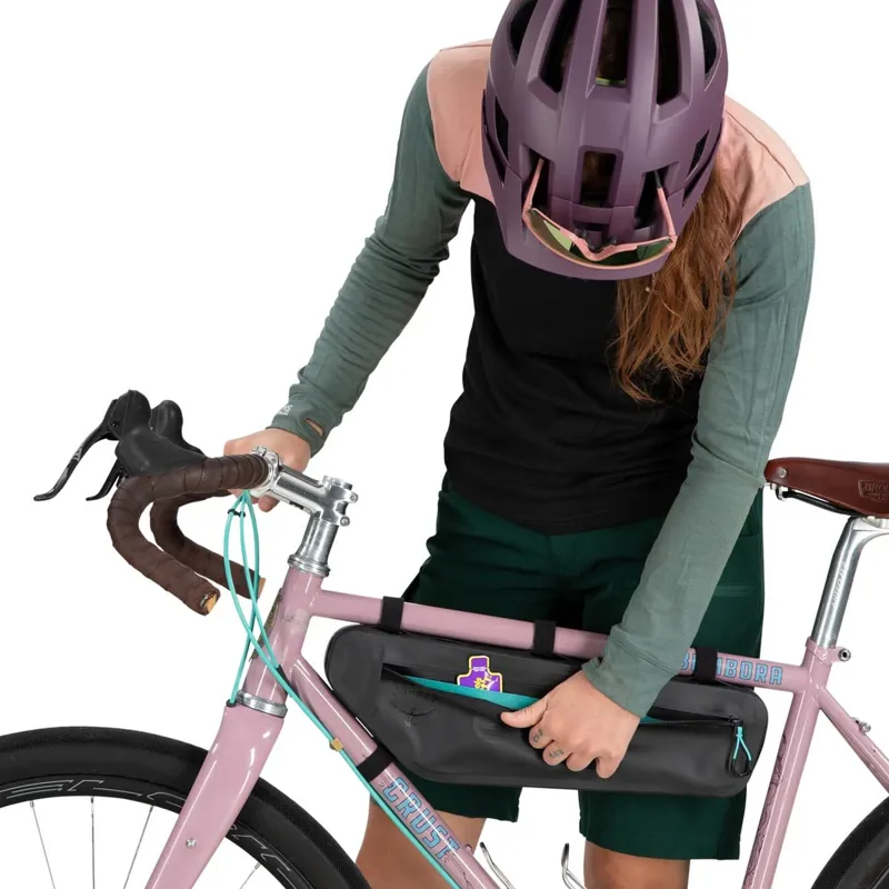 Osprey Escapist Frame Bag Large in Black-5