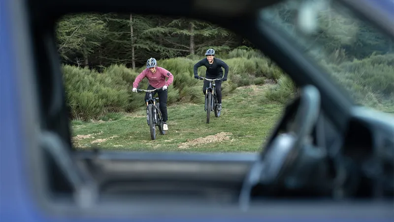 Pivot Cycles Shuttle AMP'd Pro SRAM X0 Eagle in Black Metallic Stone-6