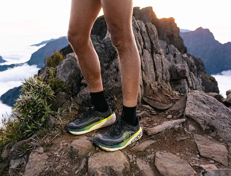 Topo Athletic Vista in Black/Lime-5