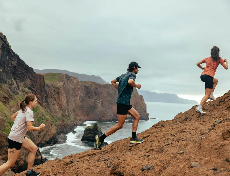 Topo Athletic Vista in Black/Lime-6